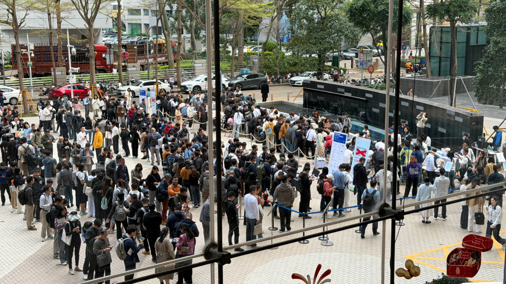 “鹅厂门口免费安装”近千人排队，爆火的“龙虾”究竟是什么？